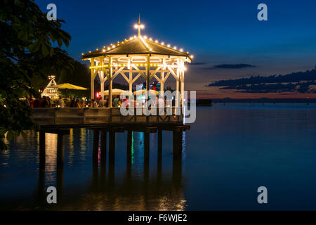 Pavillon mit Bar am Ufer des Bodensees in der Nacht, Bregenz, Vorarlberg, Österreich Stockfoto