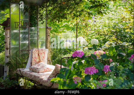 Garten Stillleben mit antikes Bett und Sommerblumen, Freiamt, Emmendingen, Baden-Württemberg, Deutschland Stockfoto