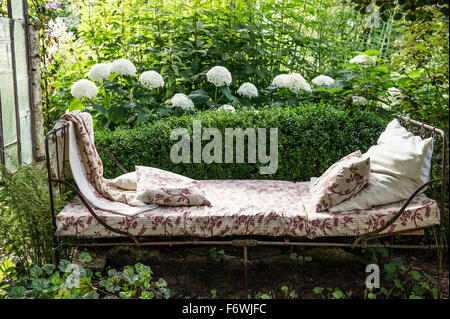 Garten Stillleben mit antikes Bett und Sommerblumen, Freiamt, Emmendingen, Baden-Württemberg, Deutschland Stockfoto