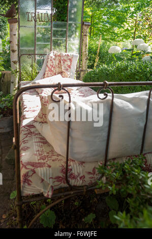 Garten Stillleben mit antikes Bett und Sommerblumen, Freiamt, Emmendingen, Baden-Württemberg, Deutschland Stockfoto