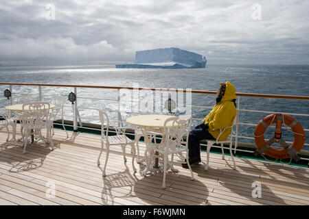 Frau auf dem Deck des Kreuzfahrtschiffes MS Deutschland Reederei Peter Deilmann entspannend, wie Schiff in der Nähe der Antarktis Eisberge, geht Stockfoto