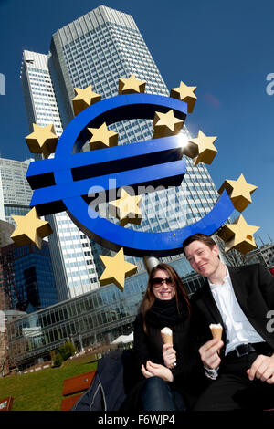 Paar, Essen ein Eis von der Euro-Denkmal und die Europäische Zentralbank, Frankfurt am Main, Deutschland Stockfoto