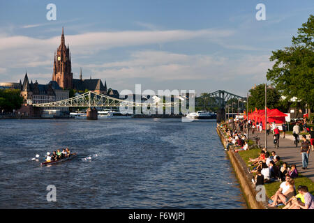 Menschen entspannen am Ufer des Main, Frankfurt Am Main, Hessen, Deutschland Stockfoto