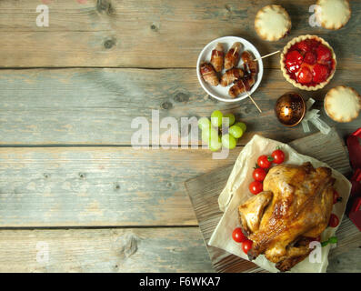 Weihnachten und Thanksgiving herzhaften und süßen Speisenauswahl auf einem hölzernen Hintergrund mit Exemplar Stockfoto