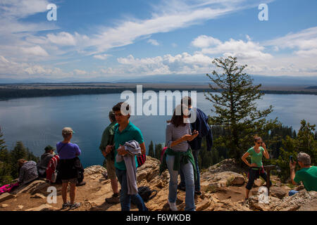 Touristen an Inspiration Stelle über Jenny Lakeon der Cascade Creek Trail in Grand Teton Nationalpark, Wyoming Stockfoto