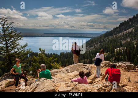 Touristen an Inspiration Stelle über Jenny Lakeon der Cascade Creek Trail in Grand Teton Nationalpark, Wyoming Stockfoto