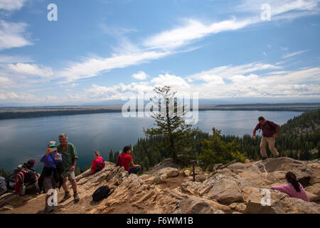 Touristen an Inspiration Stelle über Jenny Lakeon der Cascade Creek Trail in Grand Teton Nationalpark, Wyoming Stockfoto