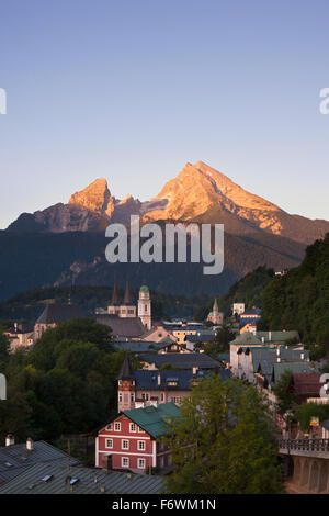 Blick über Berchtesgaden zum Watzmann in der Morgen Licht, Berchtesgadener Land, Nationalpark Berchtesgaden, Oberbayern, Keim Stockfoto