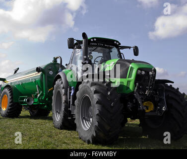 DEUTZ Fahr 4 Rad Antrieb Traktor und Gülle tanker Stockfoto