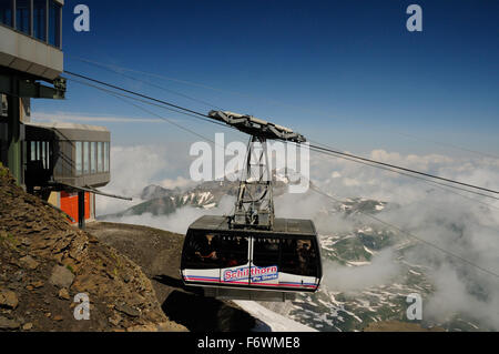 Ankunft auf dem Gipfel des Schilthorn (2970m), die Lage im Drehrestaurant Piz Gloria Seilbahn. Stockfoto