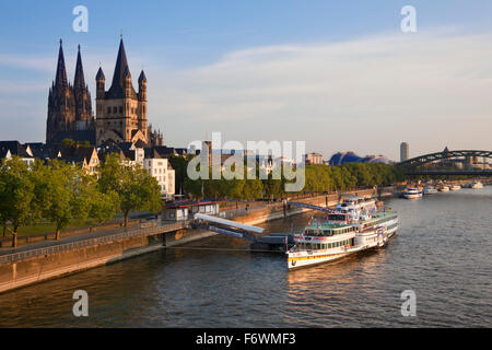 Raddampfer Goethe auf dem Rhein vor dem Kölner Dom und Gross-Sankt-Martin-Kirche, Köln, Rhein, Nort Stockfoto