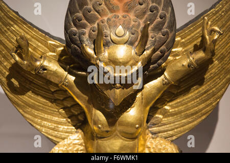 London, UK. 18. November 2015. Im Bild: Garuda Skulptur. Presse-Preview der Ausstellung Tibet Geheimnis Tempel: Körper, Geist und Meditation im tantrischen Buddhismus am Wellcome Collection, London. Die Ausstellung präsentiert über 120 Objekte aus Sammlungen auf der ganzen Welt, die die Geheimnisse der Lukhang-Tempel in Lhasa, einst ausschließlich durch Tibet des Dalai Lamas zu beleuchten. Die Ausstellung läuft vom 19. November 2015, 28. Februar 2016. Stockfoto