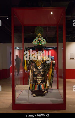 London, UK. 18. November 2015. Eine rituelle Cham-Kostüm. Presse-Preview der Ausstellung Tibet Geheimnis Tempel: Körper, Geist und Meditation im tantrischen Buddhismus am Wellcome Collection, London. Die Ausstellung präsentiert über 120 Objekte aus Sammlungen auf der ganzen Welt, die die Geheimnisse der Lukhang-Tempel in Lhasa, einst ausschließlich durch Tibet des Dalai Lamas zu beleuchten. Die Ausstellung läuft vom 19. November 2015, 28. Februar 2016. Stockfoto