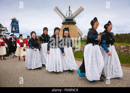 Frauen in traditionellen Kostümen friesischen vor einer Windmühle, Nebel, Amrum Insel, Nordsee, Nordfriesland, Schleswig-Holste Stockfoto