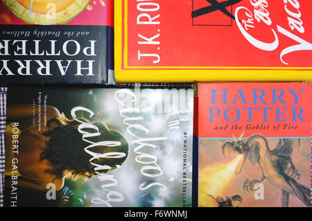 Eine Auswahl von Robert Galbraith und j.k. Rowling Bücher. Stockfoto
