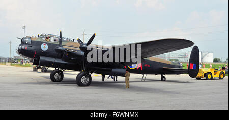 Eine von zwei der weltweit nur flugfähige Lancaster-Bomber auf dem Boden am Flughafen Hamilton in Kanada. Stockfoto