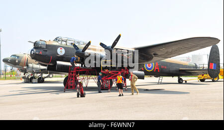 Eine von zwei der weltweit nur flugfähige Lancaster-Bomber auf dem Boden am Flughafen Hamilton in Kanada. Stockfoto