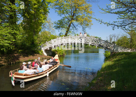 Bootsfahrt auf dem Kanal, weiße Brücke, Wörlitz, UNESCO-Welterbe Garten Königreich von Dessau-Wörlitz, Sachsen-Anhalt, Deutschland Stockfoto