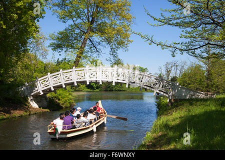 Bootsfahrt auf dem Kanal, weiße Brücke, Wörlitz, UNESCO-Welterbe Garten Königreich von Dessau-Wörlitz, Sachsen-Anhalt, Deutschland Stockfoto