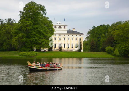 Bootsfahrt auf dem See vor Wörlitz Schloss Wörlitz, UNESCO-Welterbe Garten Königreich von Dessau-Wörlitz, Sachsen-Anh Stockfoto