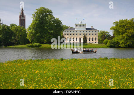 Bootsfahrt auf dem See vor Wörlitz Schloss Wörlitz, UNESCO-Welterbe Garten Königreich von Dessau-Wörlitz, Sachsen-Anh Stockfoto