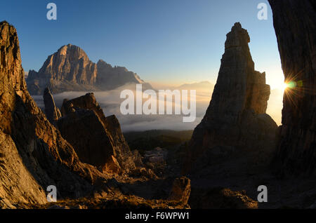 Berglandschaft in Sunrise, Tofana di Rozes in Hintergrund, Cinque Torri, Dolomiten, Vento, Italien Stockfoto