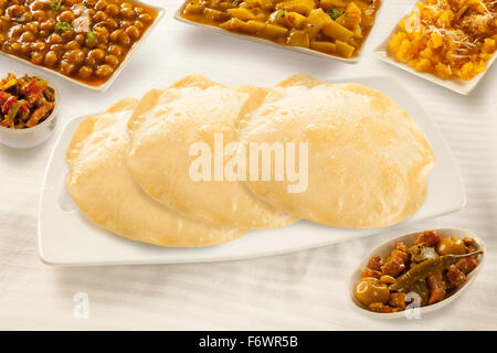 Puri Paratha mit Kichererbsen und süße Halwa und pickels Stockfoto