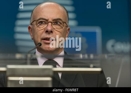 Brüssel, Belgien. 20. November 2015. Französische Innenminister Bernard Cazeneuve Adresse eine Pressekonferenz am Ende eine außerordentliche Rat für Justiz und Inneres nach den Terroranschlägen in Paris. © Jonathan Raa/Pacific Press/Alamy Live-Nachrichten Stockfoto