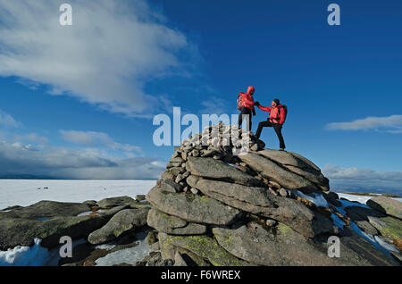 Zwei Bergsteiger am Gipfel des Lochnagar, Cairngorms, Grampian Mountains, Highlands, Schottland, Großbritannien Stockfoto