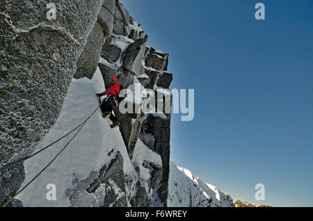 Kletterer aufsteigender Lochnagar, Cairngorms, Grampian Mountains, Schottland, Groß Britannien Stockfoto