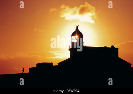 Mann und Stoner Head Lighthouse im Sonnenuntergang, Stoner, Hochland, Großbritannien Stockfoto