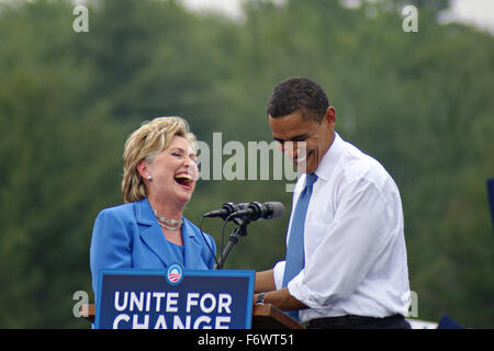 Senator Hillary Rodham Clinton Kampagnen zusammen mit demokratischer Präsidentschaftskandidat Senator Barack Obama während des Präsidentschaftswahlkampfes 27. Juni 2008 in Unity, New Hampshire. Stockfoto