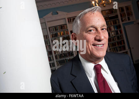 Walter Isaacson auf Steve Jobs bei The Royal Institution in London ein 5 x 15-Ereignis. Wikipedia-Gründer Jimmy Wales al Stockfoto