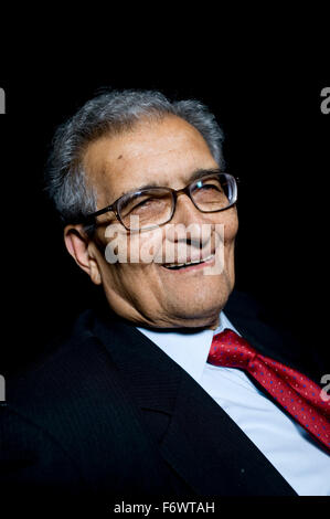 Amartya Sen im Bild vor seinem Vortrag "The Idee der Gerechtigkeit" The London Literaturfestival, das Southbank Centre.   ALS einer der weltweit führenden öffentlichen Intellektuellen ist. In der Vorlesung plädiert er für eine neue Theorie der Gerechtigkeit erfordert das Abkommen nicht nur der gemeinschaftlichen Rechtsetzung, sondern von Außenseitern, die betroffen sein könnten. Durch eine Abkehr von ein abstraktes Ideal der perfekten Gesellschaft, argumentiert Sen, dass unser Sinn für Gerechtigkeit in der Welt verankert sein kann, in der wir leben. Der Vortrag basiert auf neuen Buch nächste Woche "Die Idee der Gerechtigkeit" [Penguin] Stockfoto