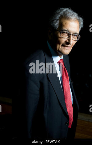 Amartya Sen im Bild vor seinem Vortrag "The Idee der Gerechtigkeit" The London Literaturfestival, das Southbank Centre.   ALS einer der weltweit führenden öffentlichen Intellektuellen ist. In der Vorlesung plädiert er für eine neue Theorie der Gerechtigkeit erfordert das Abkommen nicht nur der gemeinschaftlichen Rechtsetzung, sondern von Außenseitern, die betroffen sein könnten. Durch eine Abkehr von ein abstraktes Ideal der perfekten Gesellschaft, argumentiert Sen, dass unser Sinn für Gerechtigkeit in der Welt verankert sein kann, in der wir leben. Der Vortrag basiert auf neuen Buch nächste Woche "Die Idee der Gerechtigkeit" [Penguin] Stockfoto