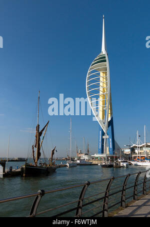 Portsmouth am Meer: Spinnaker Tower erhebt sich über dem Hafengebiet und Gunwharf Quays Stockfoto