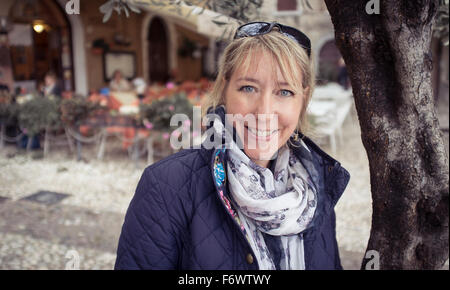 Porträt von einem mittleren Alter Frau im Freien. Stockfoto