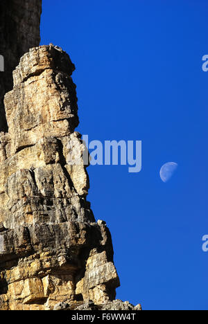 Dolomiten, Dolomiti. Die Drei Zinnen, die Cima Piccola und dem Mond. Das Tre Cime di Lavaredo sind drei markanten Zinne - wie Spitzen, in den Sextner Dolomiten im nordöstlichen Italien. Sie waren der Schauplatz von blutigen Schlachten während des Ersten Weltkrieges. Heute sind sie ein Ziel für Touristen aus der ganzen Welt. Stockfoto