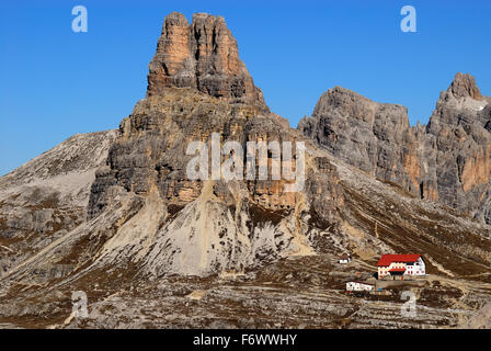 Dolomiten, Dolomiti. Die Drei Zinnen, der Locatelli-Innerkofler alpine Tierheim Blick von Lavaredo. Das Tre Cime di Lavaredo sind drei markanten Zinne - wie Spitzen, in den Sextner Dolomiten im nordöstlichen Italien. Sie waren der Schauplatz von blutigen Schlachten während des Ersten Weltkrieges. Heute sind sie ein Ziel für Touristen aus der ganzen Welt. Die Locatelli-Innerkofler alpine Tierheim. Stockfoto