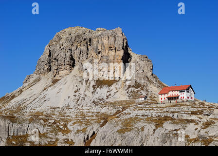 Dolomiten, Dolomiti. Die Drei Zinnen, der Locatelli-Innerkofler alpine Tierheim Blick von Lavaredo. Das Tre Cime di Lavaredo sind drei markanten Zinne - wie Spitzen, in den Sextner Dolomiten im nordöstlichen Italien. Sie waren der Schauplatz von blutigen Schlachten während des Ersten Weltkrieges. Heute sind sie ein Ziel für Touristen aus der ganzen Welt. Stockfoto