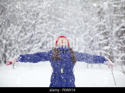 Mädchen im Winter. Kind im freien Stockfoto