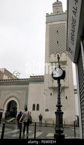 Paris, Frankreich. 20. November 2015. Gläubige, die Ankunft in der großen Moschee von Paris zum Freitagsgebet in Paris, Frankreich, 20. November 2015. Foto: Martina Herzog/Dpa/Alamy Live News Stockfoto