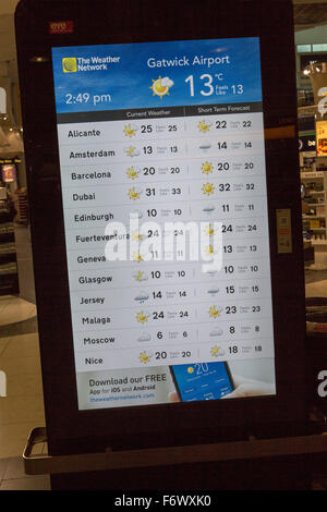 Elektronische Anzeige der Wetterdaten, Gatwick Flughafen Nord-Terminal, London, England, UK Stockfoto