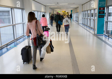 Passagiere, die zu Fuß zum Abflug-Gate am North terminal Gatwick Flughafen, London, England, UK Stockfoto