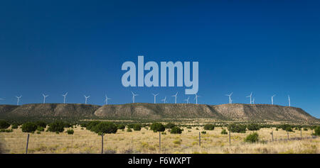 Willard (New Mexico) der hohen einsamen Windpark. Im Besitz von NRG Energy, die Anlage verfügt über 40 Turbinen, die generieren 100 MW. Stockfoto