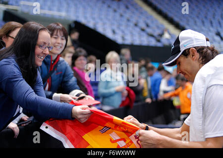 20.11.2015 der O2 London, England. ATP Tour Tennis Finaltag 6. Rafael Nadal (ESP) Autogramme vor seinem Spiel mit David Ferrer(ESP) während Tag sechs Barclays ATP World Tour Finals von der O2 Arena Stockfoto