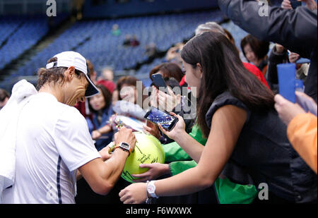 20.11.2015 der O2 London, England. ATP Tour Tennis Finaltag 6. Rafael Nadal (ESP) Autogramme vor seinem Spiel mit David Ferrer(ESP) während Tag sechs Barclays ATP World Tour Finals von der O2 Arena Stockfoto