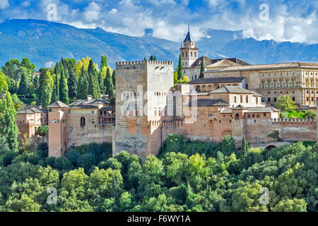 GRANADA ANDALUSIEN SPANIEN ALHAMBRA MIT GEWITTERWOLKEN ÜBER DIE SIERRA NEVADA UND HERBSTLICHE BÄUME Stockfoto