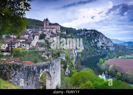 St Cirq Lapopie bei Sonnenaufgang Stockfoto