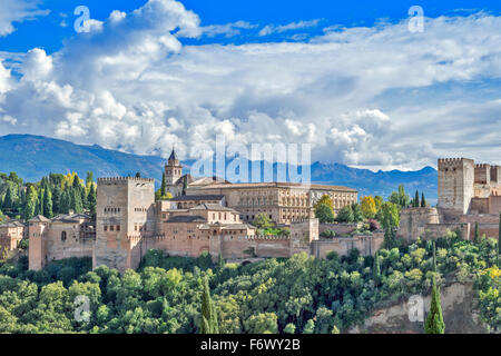 GRANADA ANDALUSIEN SPANIEN ALHAMBRA MIT GEWITTERWOLKEN ÜBER DER SIERRA NEVADA Stockfoto